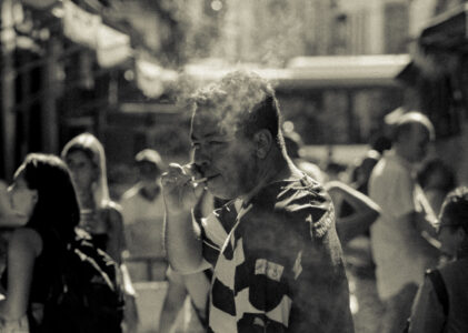 Amor com um pouco de farofa, poesia com um pouco de mudez: Brenno Costa e a escrita que resgata para naufragar