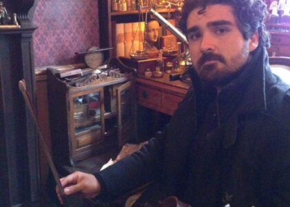 As ruas que nos atravessam em Sociedade do Crachá, de Renato Baroni