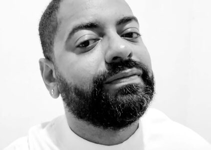 THIAGO OLIVEIRA nos mostra os Tijolos cimentados da cidade rachada [resenha]