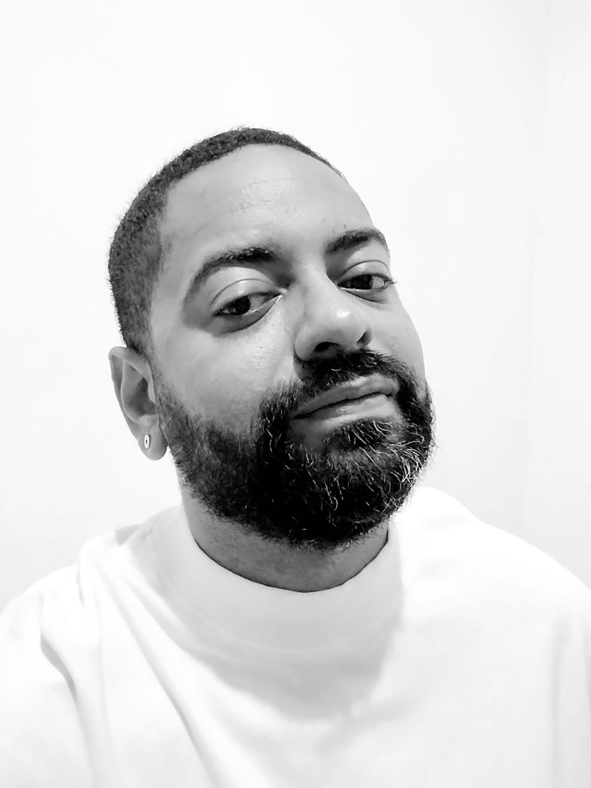 THIAGO OLIVEIRA nos mostra os Tijolos cimentados da cidade rachada [resenha]