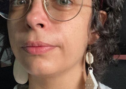 Uma confusão do avesso e de trás para frente: pontuar a dor, desenhar a cura [resenha]