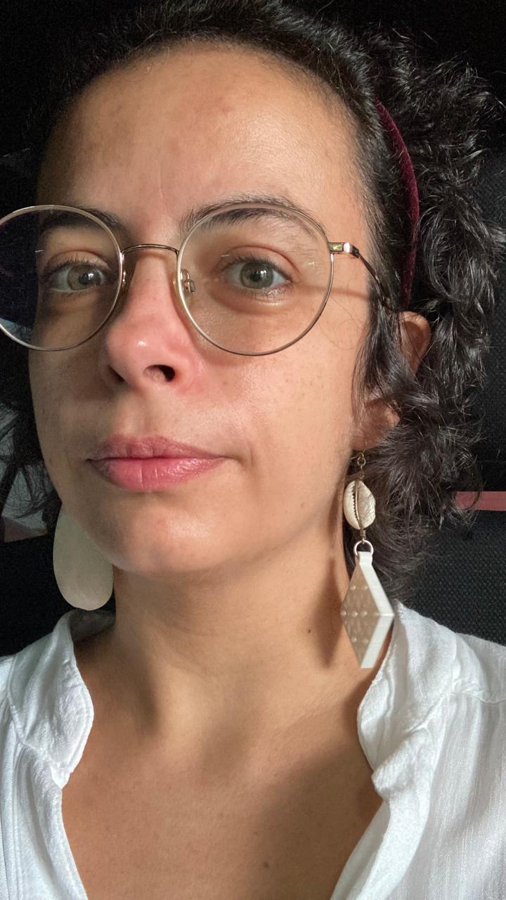 Uma confusão do avesso e de trás para frente: pontuar a dor, desenhar a cura [resenha]