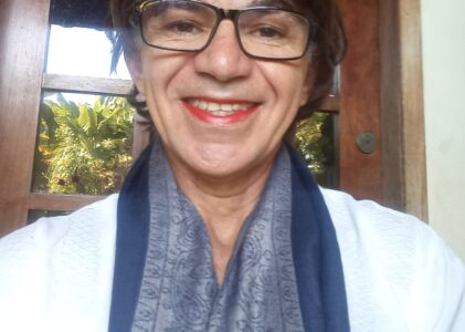 Glosa íntimas consteladas: o eterno flerte para desmantelar vulcões [resenha]