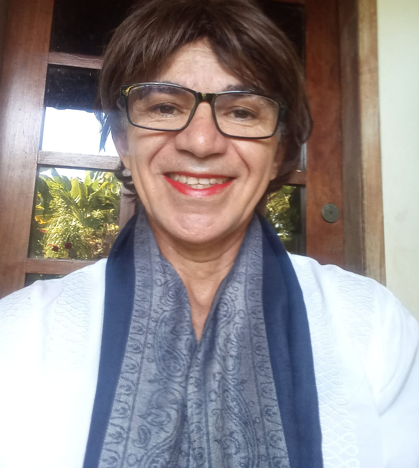 Glosa íntimas consteladas: o eterno flerte para desmantelar vulcões [resenha]