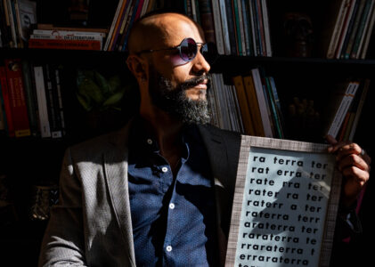 Entre moscas, píxeis e preces: a estética do fim do mundo em A Espiritualidade da Sobrevivência [resenha]