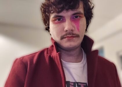 Conhecendo o universo com um menino com a cabeça nas nuvens e o bolso cheio de estrelas [resenha]