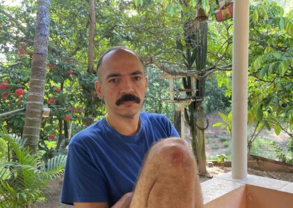 JULIO PATTIO – Branco beato tingido de carmim [resenha]