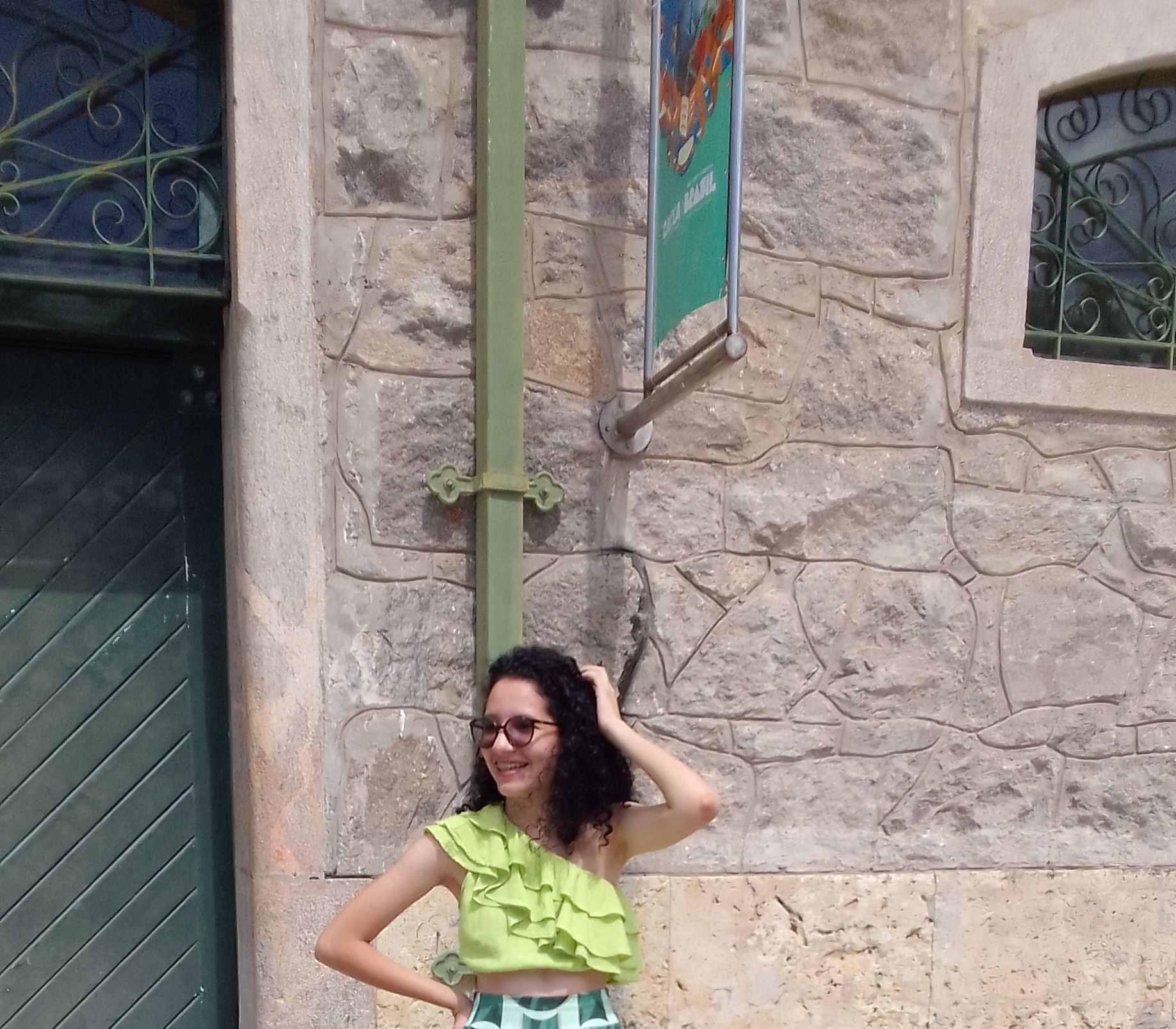IANA SOUZA – Em um banco azul, velho e esquecido [conto]