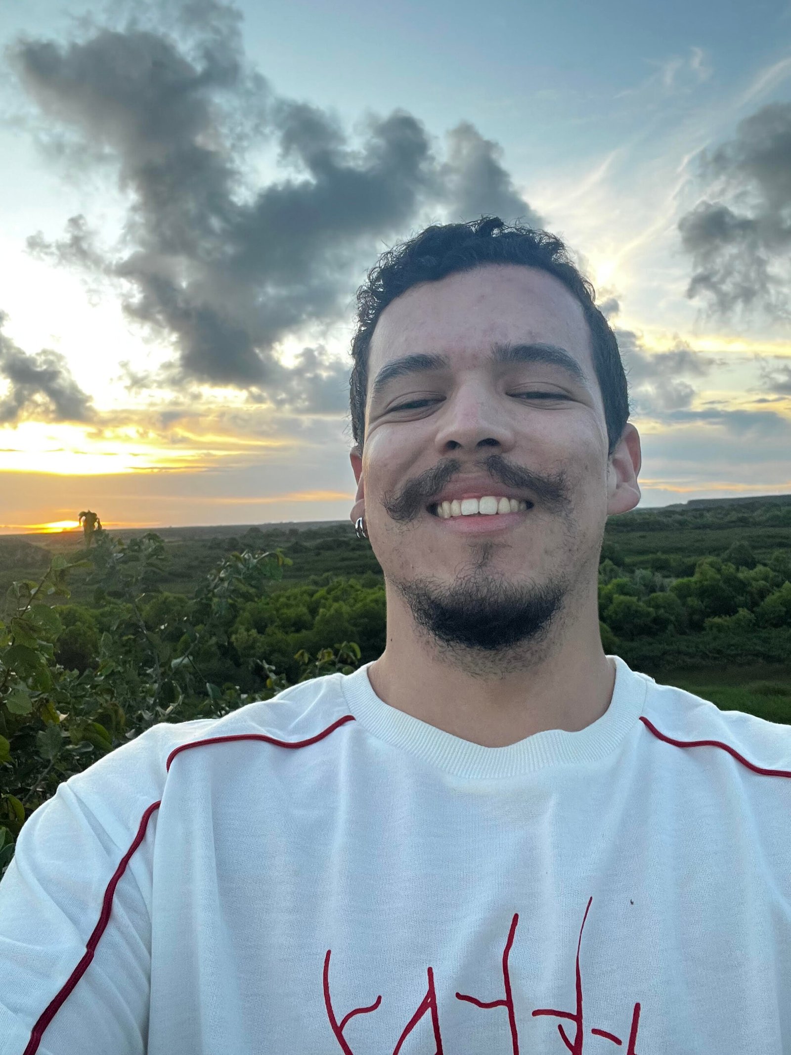 GUSTAVO LAGO – Meu coração? Eu rifei [conto]